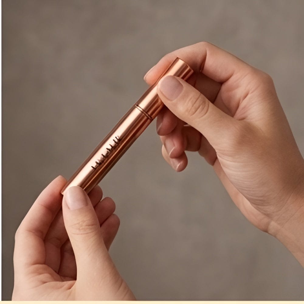 Femme appliquant le sérum repousse cils Luxalie avec applicateur de précision